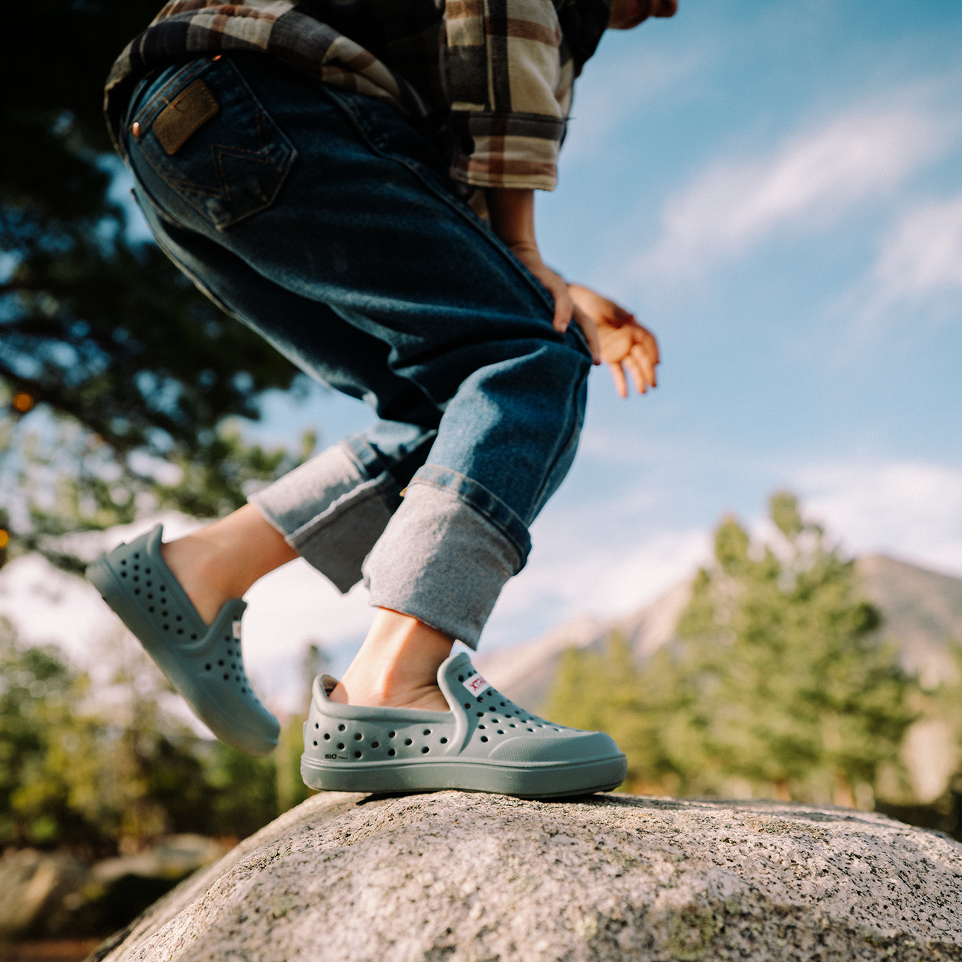 Stormy Blue TUFS Kids' Cruiser On-Foot View.